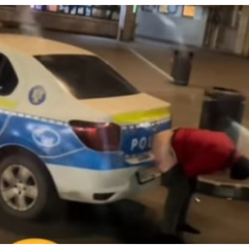 Femeie filmată urinând pe o autospecială a Poliției în Brașov