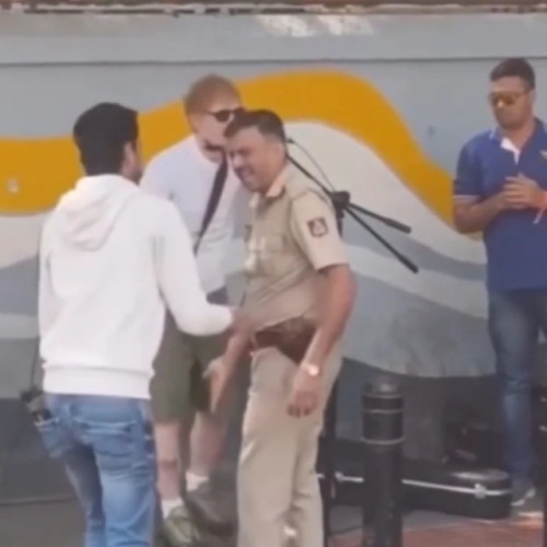 Un polițist deconectează brusc microfonul lui Ed Sheeran în timpul unui concert stradal în India