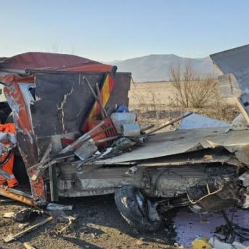 Accident rutier pe A1: TIR și autoutilitară în coliziune