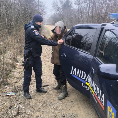 Jandarmii din Darabani ajută un bătrân să ajungă acasă în zilele geroase