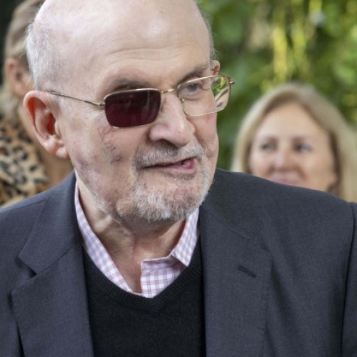 Procesul bărbatului acuzat că l-a înjunghiat pe Salman Rushdie începe luni în New York