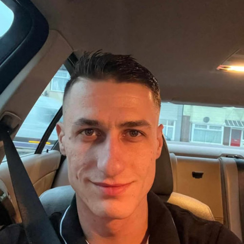 Tânăr din Galați are nevoie de ajutor pentru a înfrunta cancerul