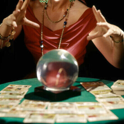 Fenomenul falselor călugărițe care oferă dezlegări de farmece