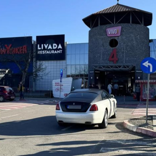 Problemele parcării persistă în Cluj-Napoca: un clujean își parchează luxosul Rolls-Royce Wraith pe stradă