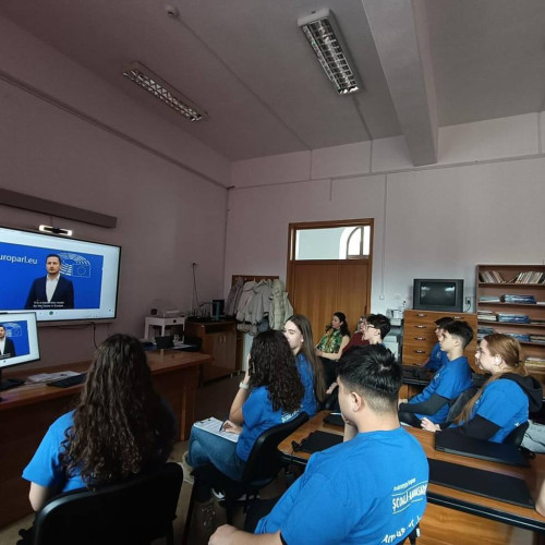 Ambasadorii juniori de la Colegiul Național "Ienăchiță Văcărescu" au participat la Euroscola online