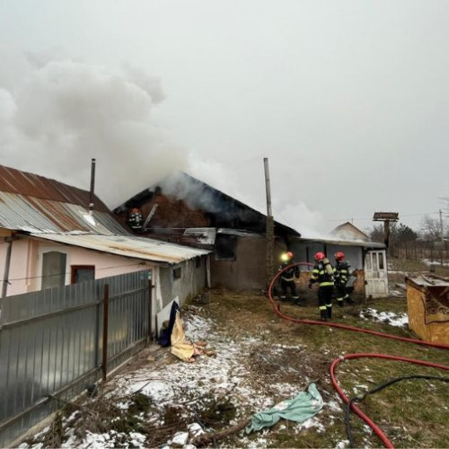 Incendiu devastator în comuna Săucești, o fetiță de doi ani a fost spitalizată