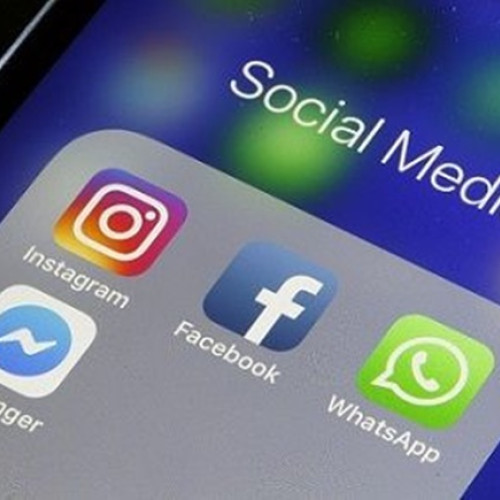 Opt din zece români din mediul urban folosesc zilnic rețelele sociale