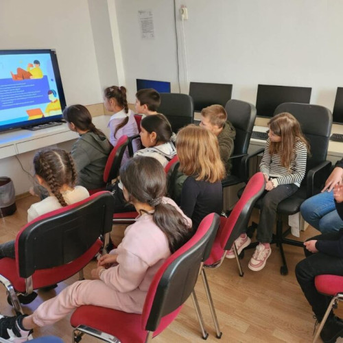 Copiii de la Centrul de Zi "Sf. Maria" învață cum să folosească internetul în siguranță