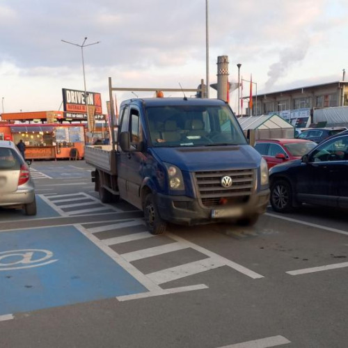 Un șofer nedisciplinat din afara Clujului provoacă indignare după ce a parcat pe două locuri