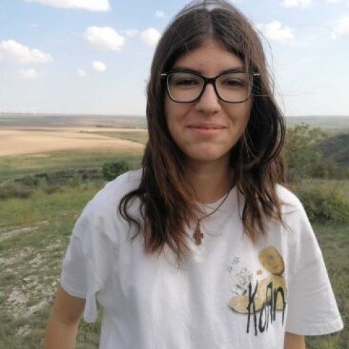 Ajutor urgent pentru o adolescentă diagnosticată cu scolioză severă