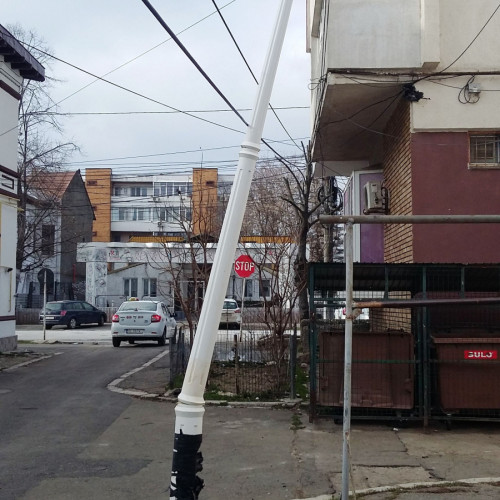 Stâlp de iluminat periculos pe strada Domnească, întrebat cine îl poate remedia