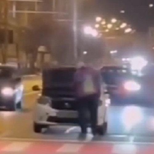 Haos în trafic la Cluj-Napoca: un taximetrist blochează o bandă în Piața Avram Iancu