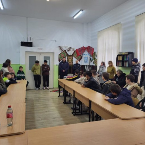 Întâlnire între elevi și jandarmi în cadrul programului "Ora de civilizație"