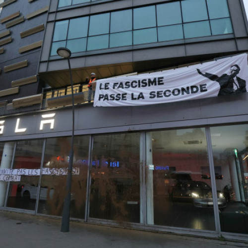 Activisti ecologisti protestează la sediul Tesla din Franța împotriva lui Elon Musk