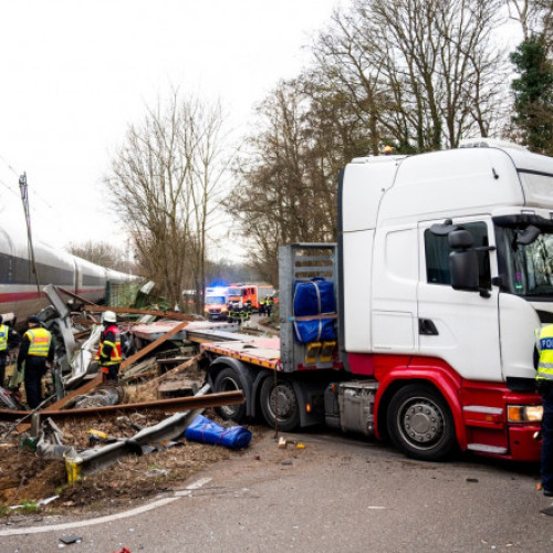 Accident grav lângă Hamburg: Un mort și 11 răniți în coliziune între tren și semiremorcă