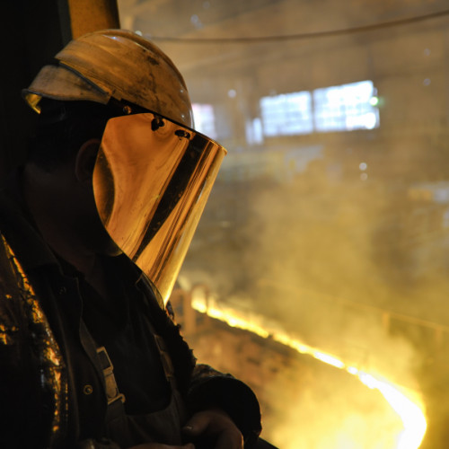 Tensiuni în rândul siderurgiștilor din Galați din cauza întârzierii reluării activității la Furnalul nr. 5