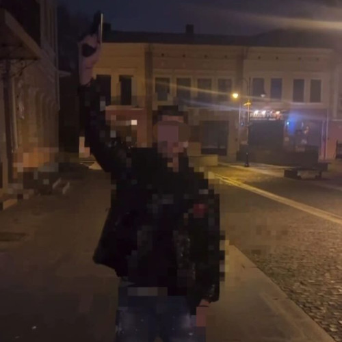 Doi tineri din Botoșani sancționați pentru fotografii cu pistoale pe rețele sociale