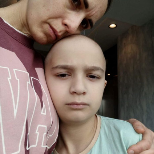Max, un copil de 9 ani, luptă împotriva neuroblastomului