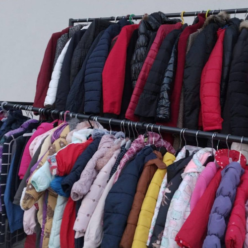 O biserică din Botoșani oferă gratuit haine de iarnă pentru cei în nevoie