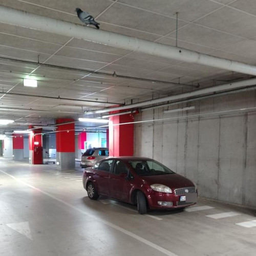 Un clujean parcă mai special lasă mașina pe trotuar la Iulius Mall