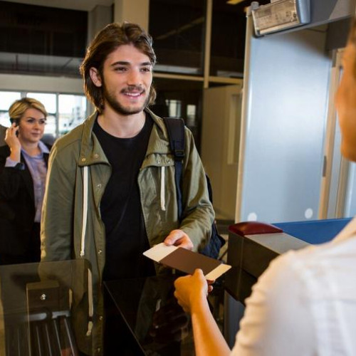 Cum să călătorești cu avionul: sfaturi utile pentru o experiență plăcută