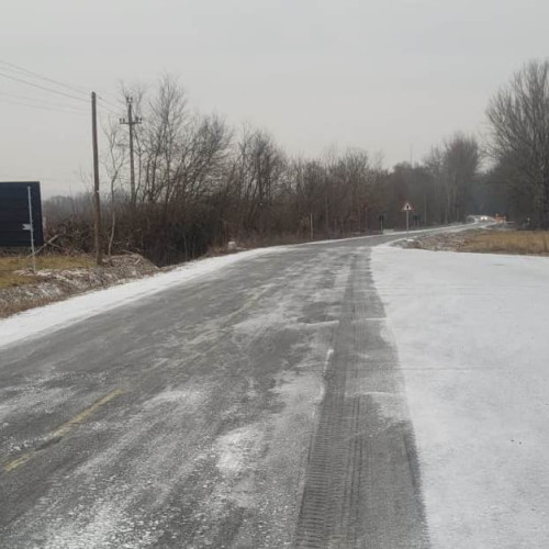 Intervenții pe drumurile județene pentru deszăpezire și combaterea poleiului