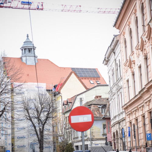 Panourile fotovoltaice de pe clădirea Consiliului Județean Sibiu trebuie mutate pentru a proteja centrul istoric