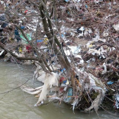 Malurile Someșului, transformate în gunoaie de către nepăsători