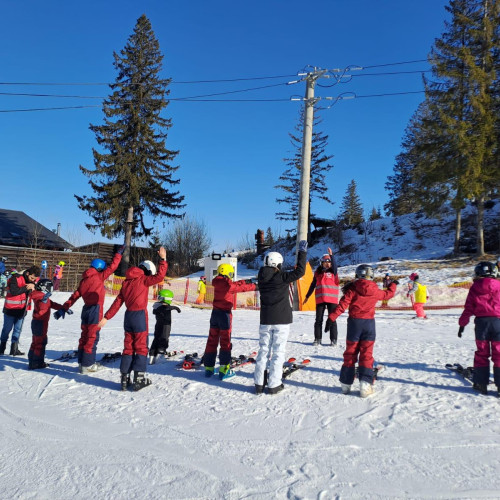 Crucea Roșie Sibiu organizează tabăra de schi pentru elevii merituoși