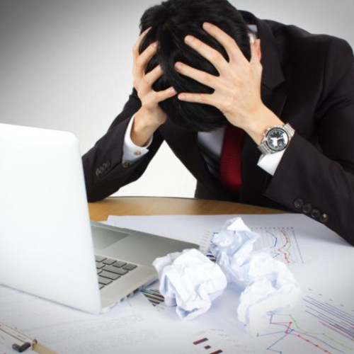 Un IT-ist din România se confruntă cu burnout din cauza volumului mare de muncă