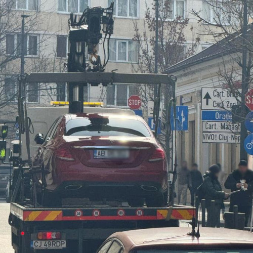 Sofer din Alba, surprins cu masina ridicata pe o strada din Cluj