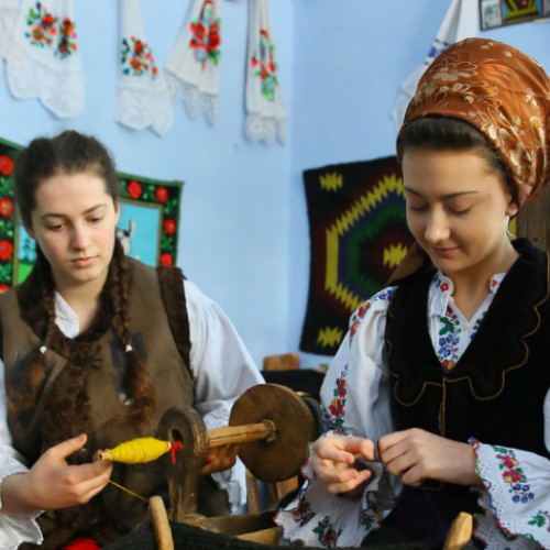 Tinerii din satele clujene își descoperă iubirea la sezătorile tradiționale