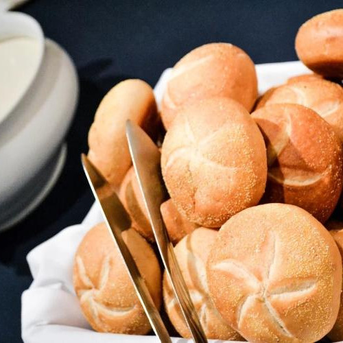 Incident incredibil într-un supermarket din Cluj: un bărbat ridică o chiflă de pe jos și o pune la loc