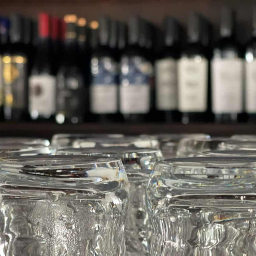 OMS cere etichete cu avertismente despre riscul de cancer pe băuturile alcoolice din UE