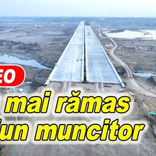Muncitorii părăsesc șantierul podului A7 de peste râul Buzău