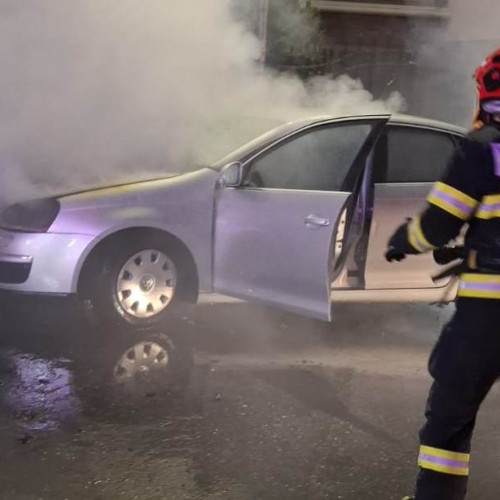 Incendiu la un autoturism în Sebeș, pompierii au intervenit rapid