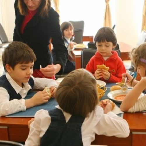Distribuția de alimente pentru școlari în județul Iași, limitată anul acesta