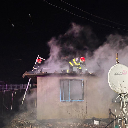 Incendiu devastator în Cristesti, o familie a rămas fără locuință în plină iarnă