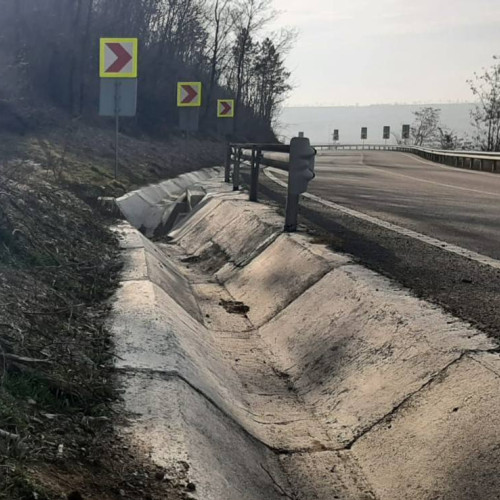 Furt de indicatoare rutiere pe DN 28B, zona Maxut