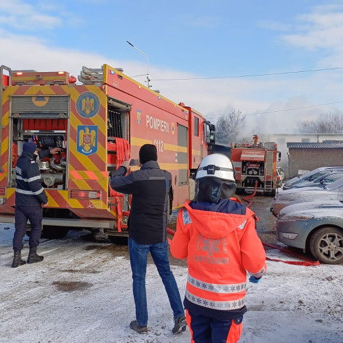 Incendiu la un service auto din Botoșani, cauzat de un coș de fum neizolat