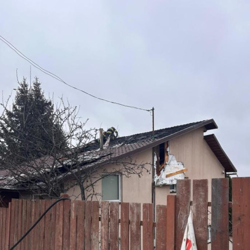 Incendiu la o casă din Muntele Baisorii, intervenție rapidă din partea pompierilor