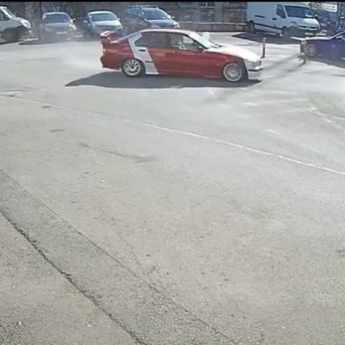 Doi șoferi, surprinși în timp ce execută drifturi periculoase într-un sens giratoriu