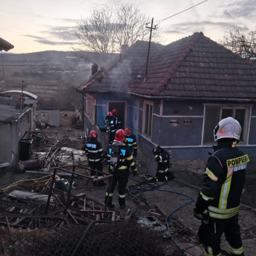 Pompierii din Cluj-Napoca sting un incendiu în casa de pe strada Oasului