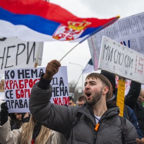 Zeci de mii de sârbi protestează pentru demisia președintelui Vucic
