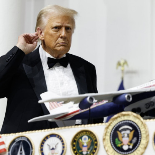Donald Trump inspectează un avion Boeing pentru a sublinia întârzierile livrării aeronavelor Air Force One