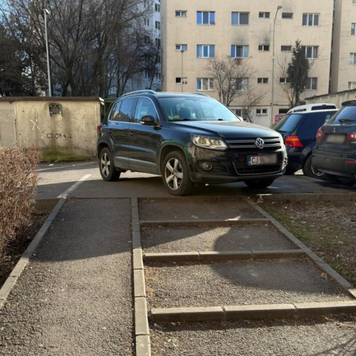 Sofer din Cluj blochează accesul pietonilor pe trotuar