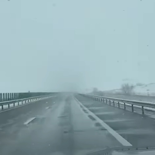 Autoritățile fac apel la prudență în trafic în urma ninsorilor