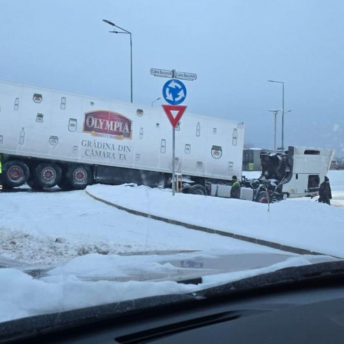 Accident rutier din cauza drumului alunecos