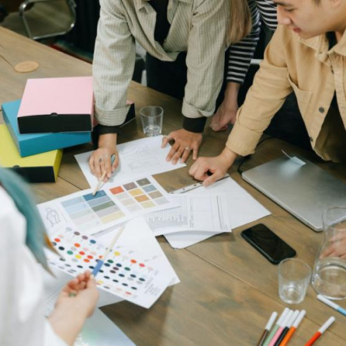 Disponibilizări masive în industriile auto, IT, construcții și textile