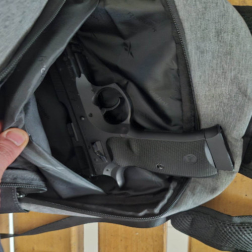 Pistol descoperit la frontieră în rucsacul unui cetățean moldovean